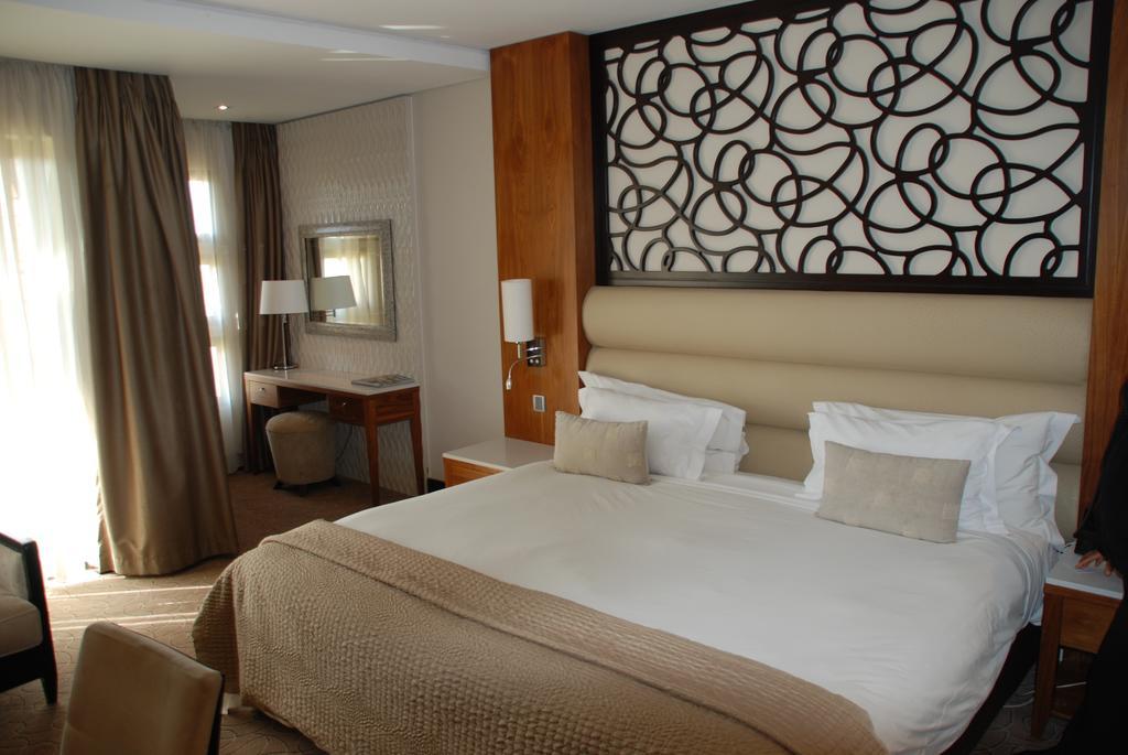 Royal Marang Hotel Phokeng Pokój zdjęcie A bedroom in the hotel
