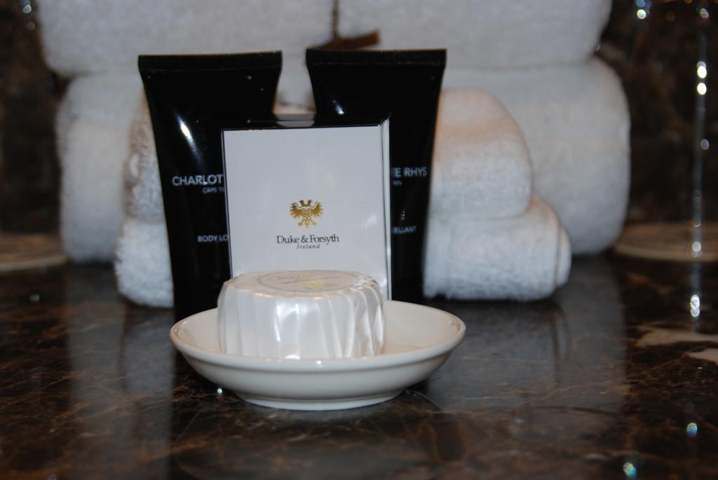 Royal Marang Hotel Phokeng Pokój zdjęcie Charlot toiletries