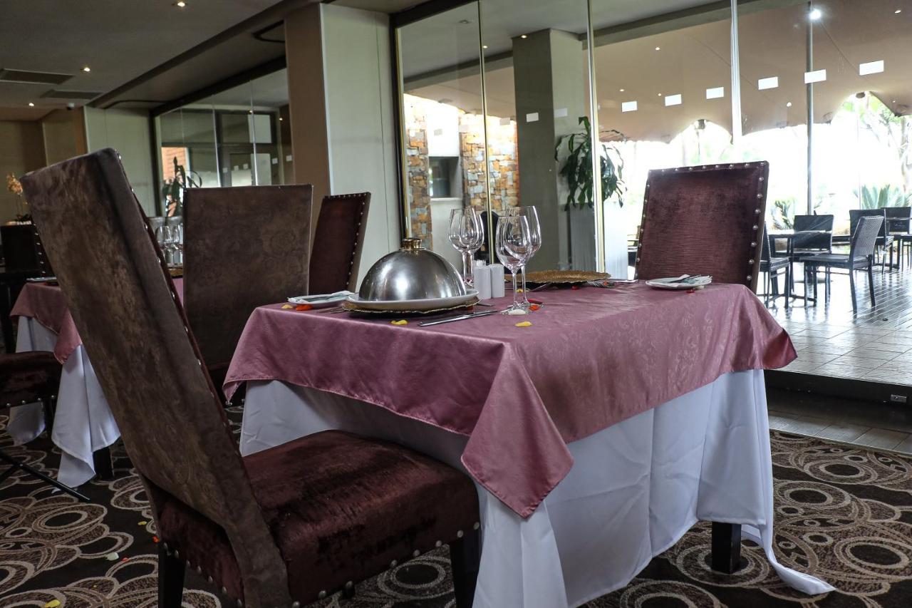 Royal Marang Hotel Phokeng Zewnętrze zdjęcie A restaurant in the hotel